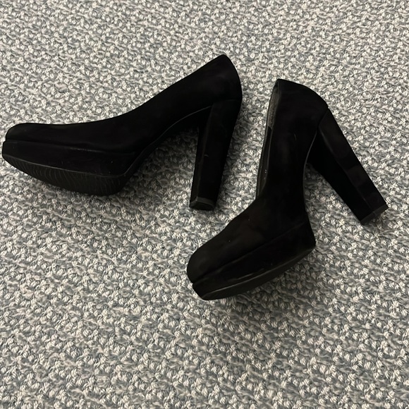 Black suede pumps - Picture 2 of 6